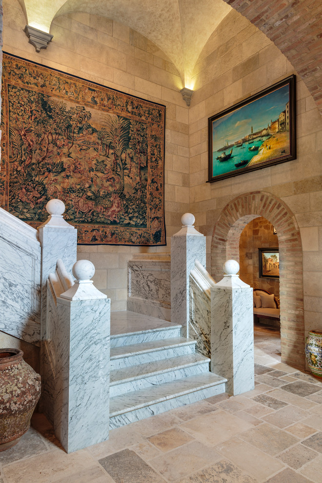 Cette image montre un escalier méditerranéen en L et marbre avec des contremarches en marbre.