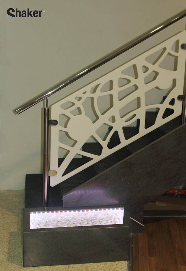 Cette image montre un escalier design en L.