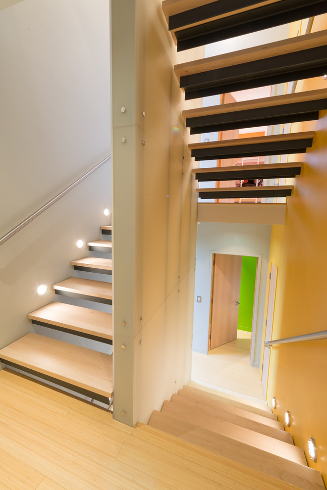 Diseño de escalera en U minimalista grande sin contrahuella con escalones de madera