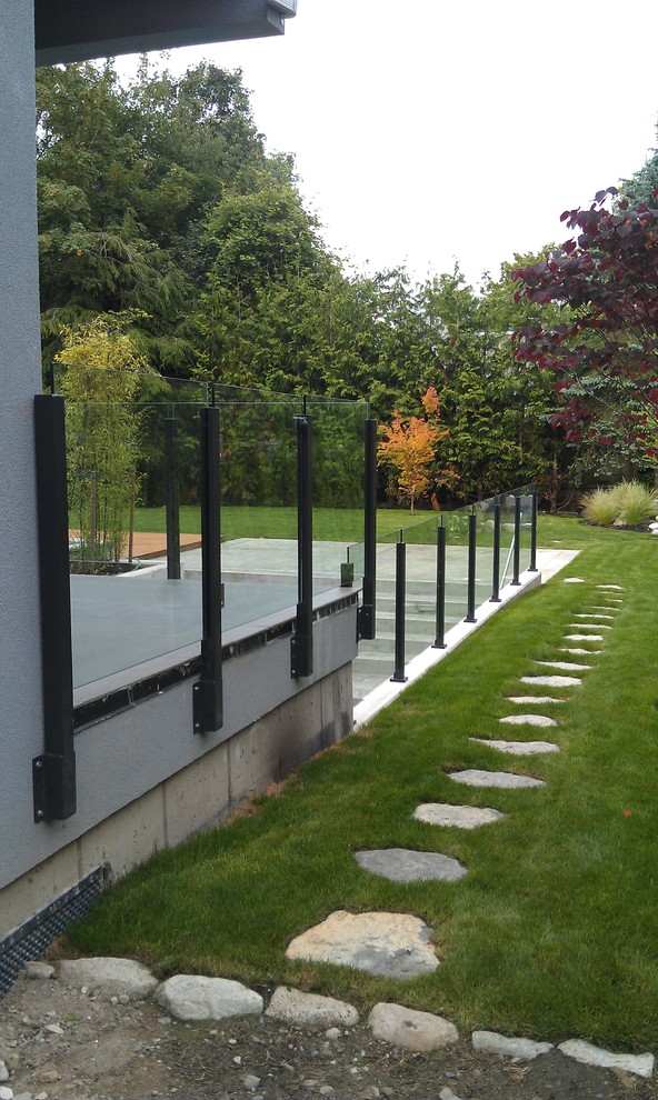 Immagine di una scala a rampa dritta minimalista di medie dimensioni con pedata in cemento e alzata in cemento