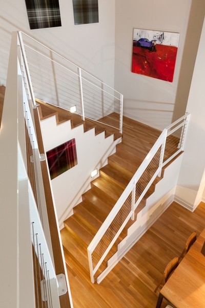 Exemple d'un grand escalier moderne en L avec des marches en bois et des contremarches en bois.