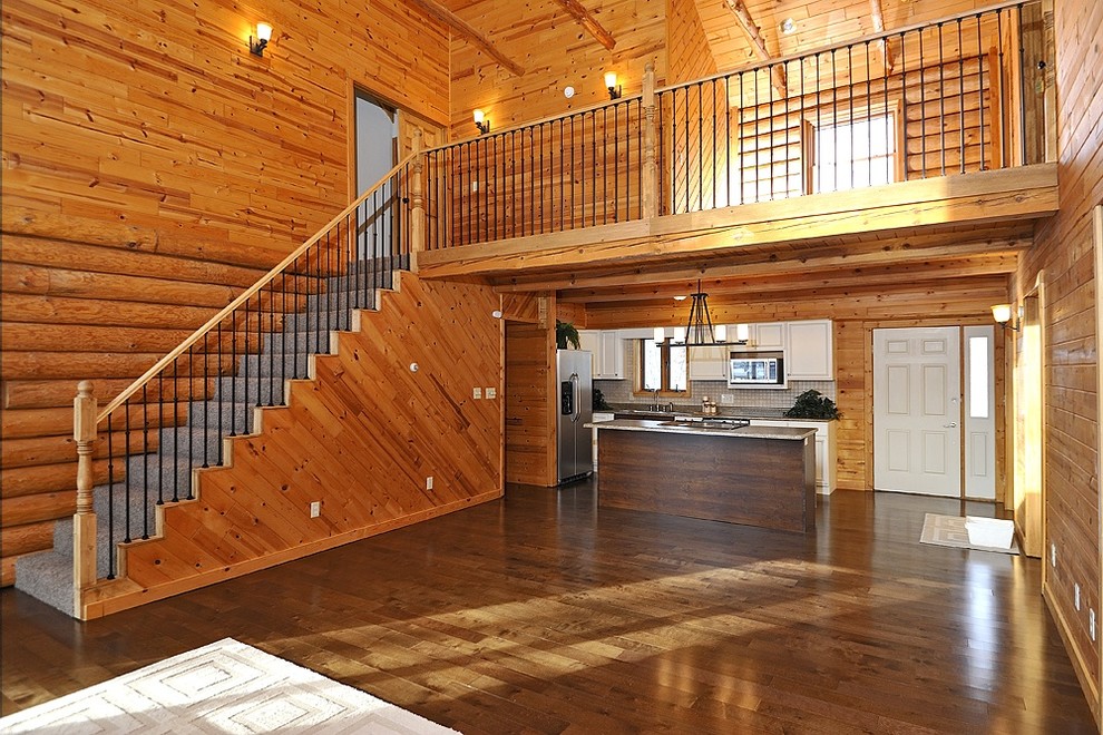 На фото: большая прямая лестница в стиле рустика с ступенями с ковровым покрытием, ковровыми подступенками и перилами из смешанных материалов