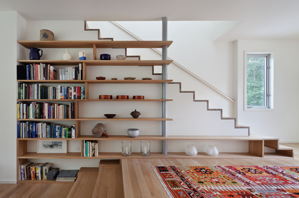 На фото: маленькая деревянная лестница в современном стиле с деревянными ступенями для на участке и в саду с