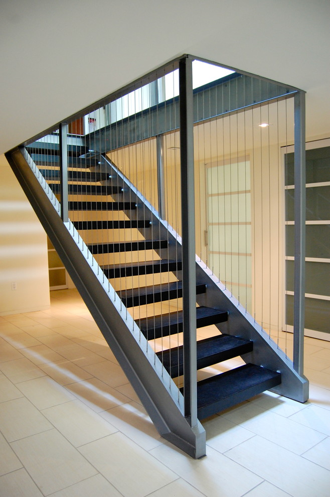 Idéer för en modern rak trappa i metall, med öppna sättsteg