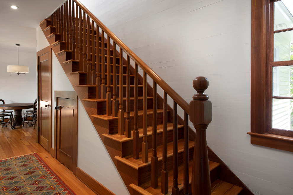 Cette image montre un escalier droit en bois de taille moyenne avec des marches en bois, des contremarches en bois et un garde-corps en bois.