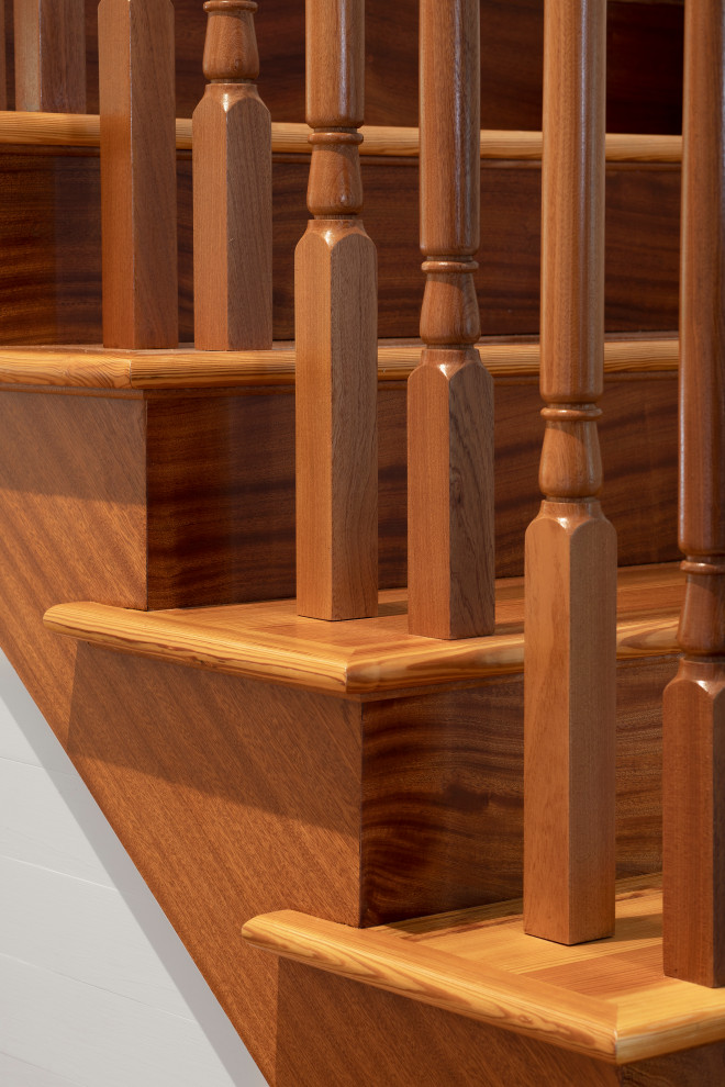 Стильный дизайн: прямая деревянная лестница среднего размера с деревянными ступенями, деревянными перилами и деревянными стенами - последний тренд