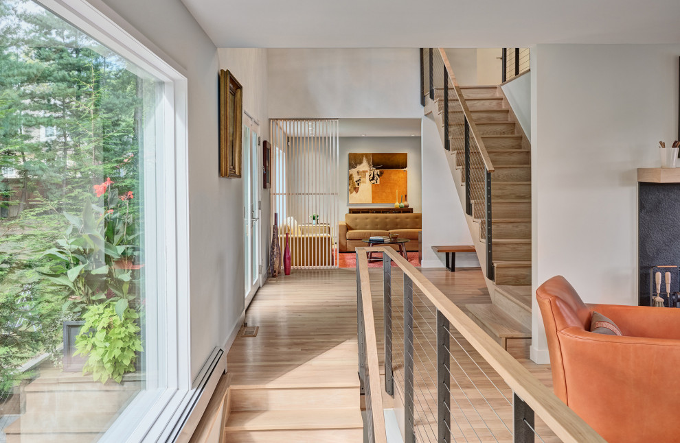 Свежая идея для дизайна: прямая деревянная лестница в современном стиле с деревянными ступенями и перилами из тросов - отличное фото интерьера