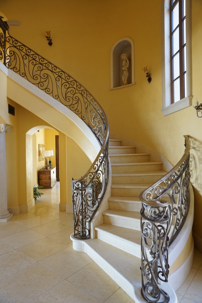 Источник вдохновения для домашнего уюта: огромная винтовая лестница в средиземноморском стиле
