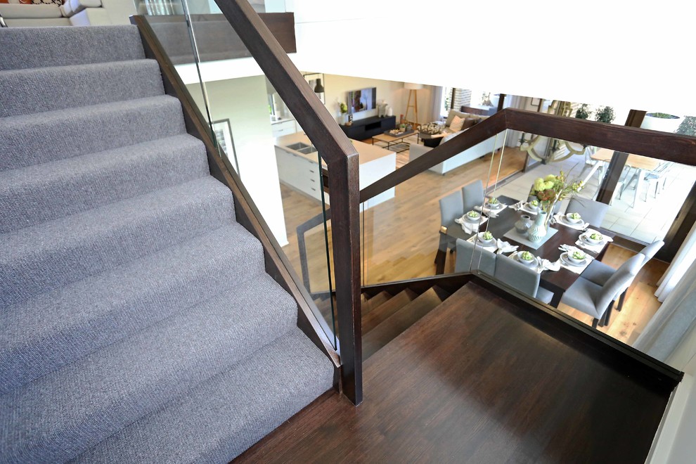 Mittelgroße Moderne Holztreppe in U-Form mit Teppich-Setzstufen in Sydney