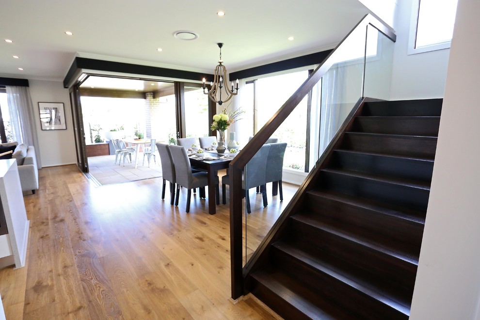 Idée de décoration pour un escalier design en U de taille moyenne avec des marches en bois et des contremarches en moquette.