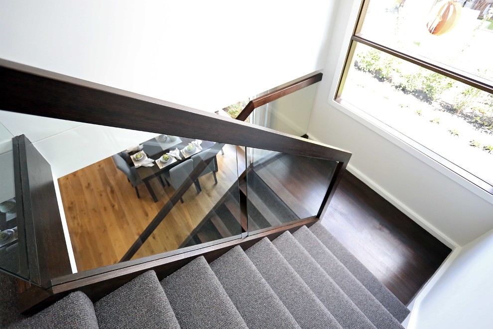 На фото: п-образная лестница среднего размера в современном стиле с деревянными ступенями и ковровыми подступенками