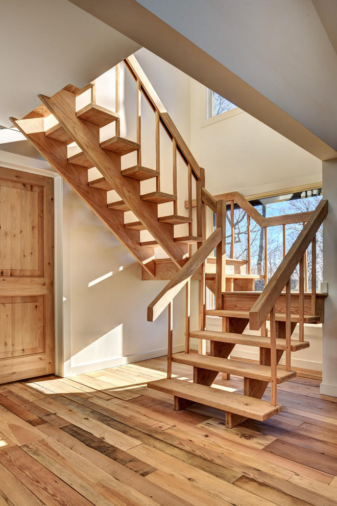 Стильный дизайн: маленькая п-образная деревянная лестница в стиле рустика с деревянными ступенями и деревянными перилами для на участке и в саду - последний тренд
