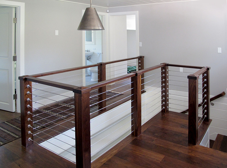 Diseño de escalera en U clásica renovada pequeña con escalones de madera, contrahuellas de madera y barandilla de cable