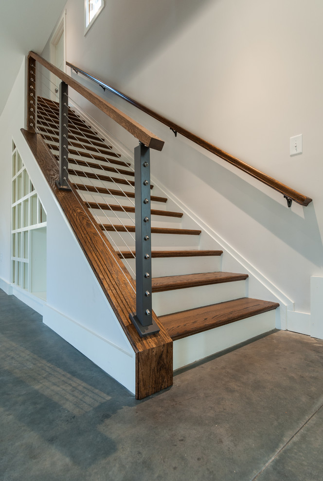 Exemple d'un escalier droit nature de taille moyenne avec des marches en bois, des contremarches en bois et un garde-corps en câble.