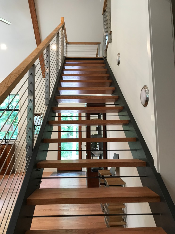 Modelo de escalera recta contemporánea de tamaño medio sin contrahuella con escalones de madera y barandilla de cable