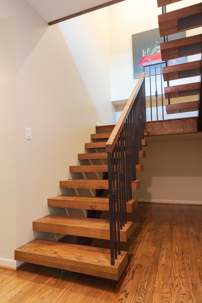 На фото: п-образная лестница среднего размера в стиле ретро с деревянными ступенями без подступенок