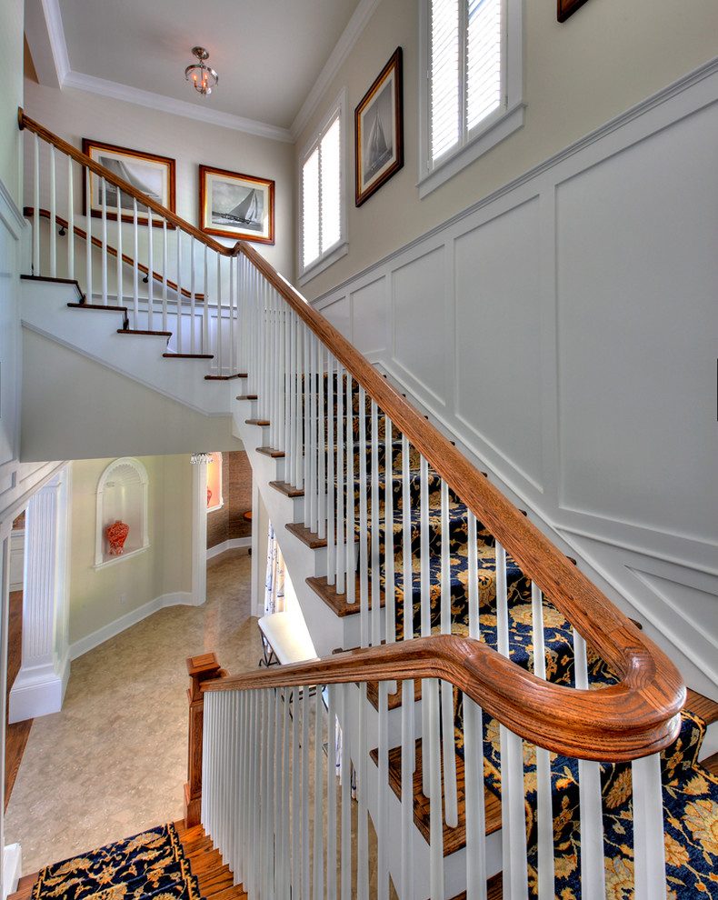 Diseño de escalera en U clásica de tamaño medio con escalones de madera y contrahuellas de madera pintada