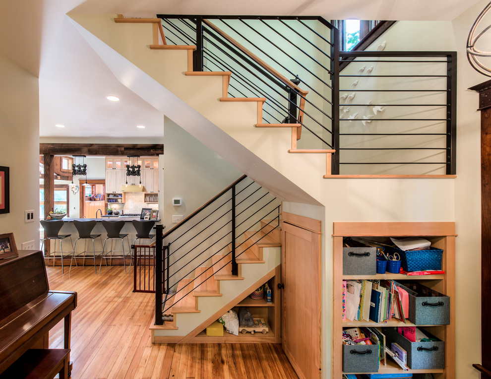 Идея дизайна: п-образная деревянная лестница в современном стиле с деревянными ступенями и кладовкой или шкафом под ней
