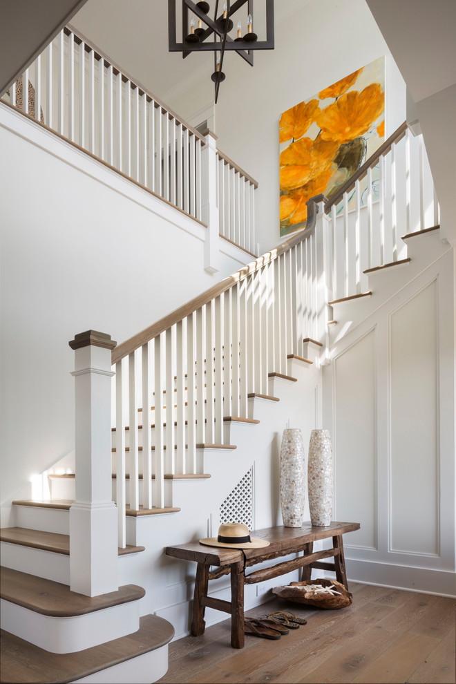 Idées déco pour un escalier peint bord de mer en U de taille moyenne avec des marches en bois et un garde-corps en bois.