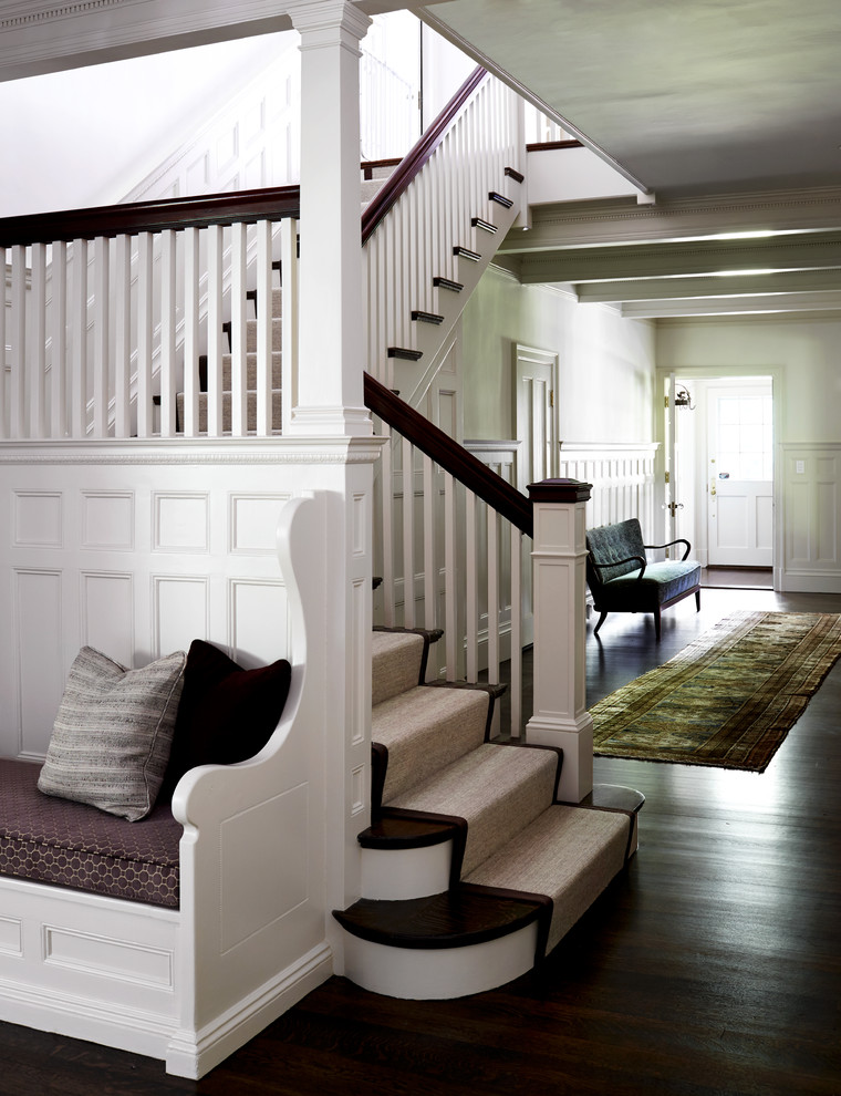 Idées déco pour un escalier peint classique en L avec des marches en bois et un garde-corps en bois.