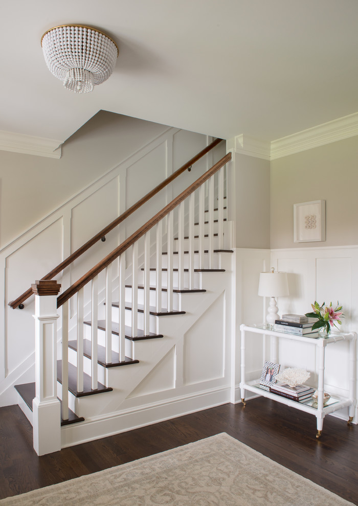 Свежая идея для дизайна: прямая лестница среднего размера в стиле неоклассика (современная классика) с деревянными ступенями, крашенными деревянными подступенками и деревянными перилами - отличное фото интерьера