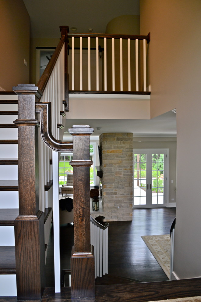 Пример оригинального дизайна: п-образная лестница в викторианском стиле с деревянными ступенями и крашенными деревянными подступенками