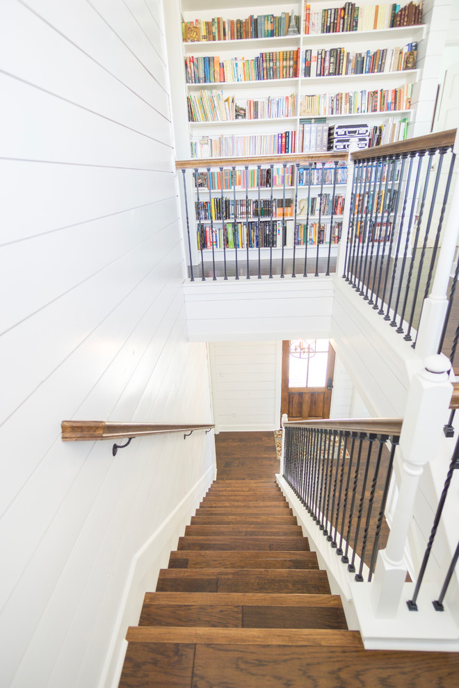 Свежая идея для дизайна: прямая деревянная лестница среднего размера в стиле кантри с деревянными ступенями - отличное фото интерьера