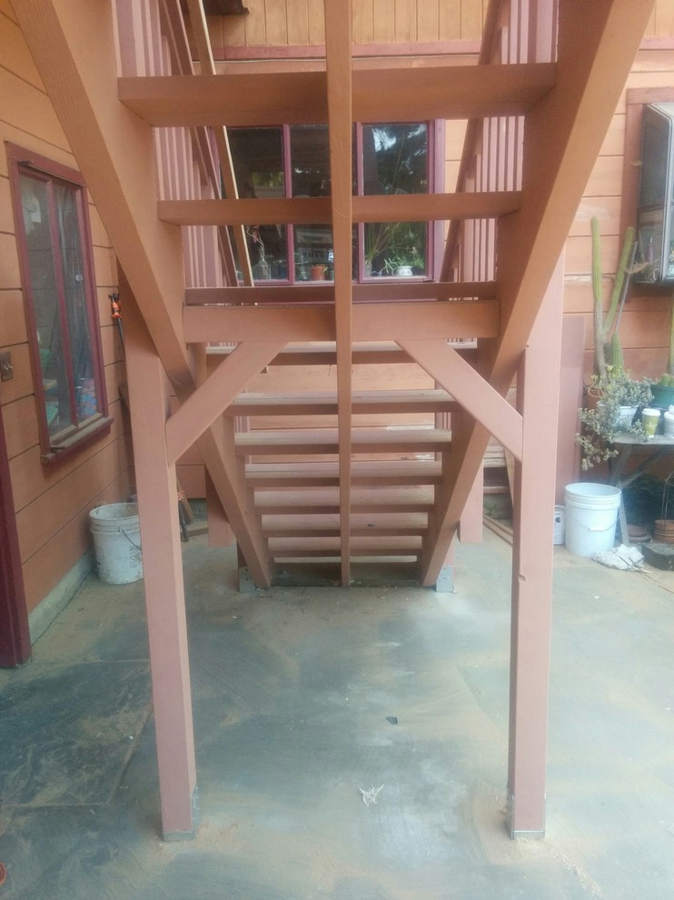 Modelo de escalera recta clásica de tamaño medio con escalones de madera y contrahuellas de madera