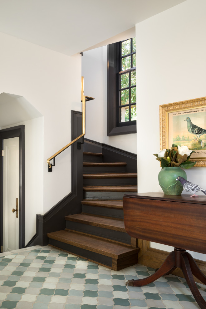 Идея дизайна: п-образная лестница в классическом стиле с деревянными ступенями, крашенными деревянными подступенками и металлическими перилами