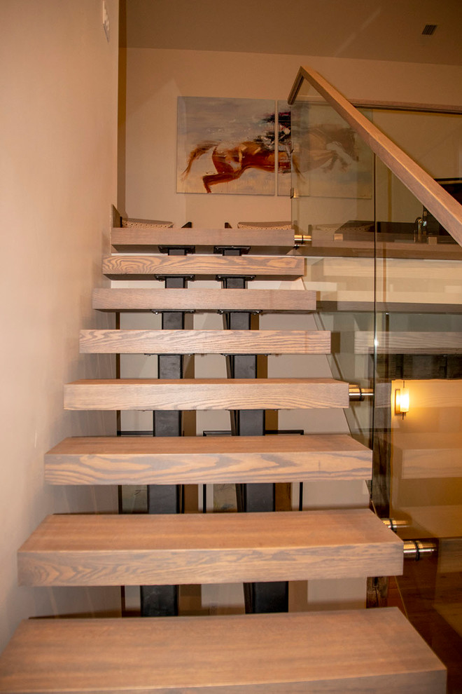 Пример оригинального дизайна: угловая металлическая лестница среднего размера с деревянными ступенями и перилами из смешанных материалов