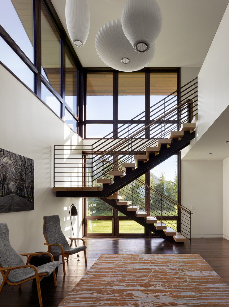 Cette image montre un escalier sans contremarche minimaliste en L avec des marches en bois.