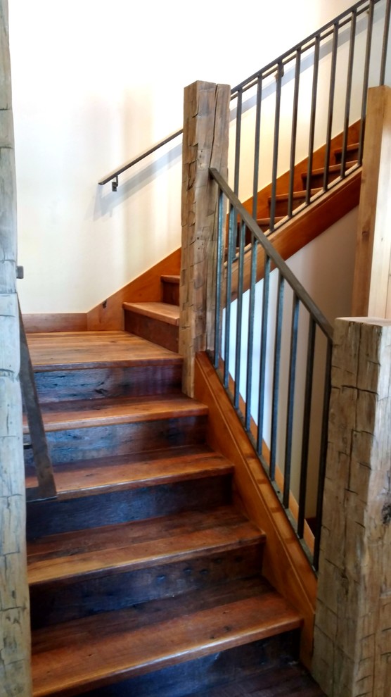 Стильный дизайн: угловая лестница в стиле рустика с деревянными ступенями и металлическими перилами без подступенок - последний тренд