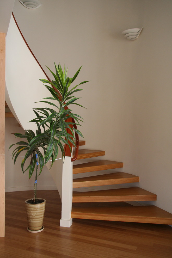 Staircase - modern staircase idea in Los Angeles