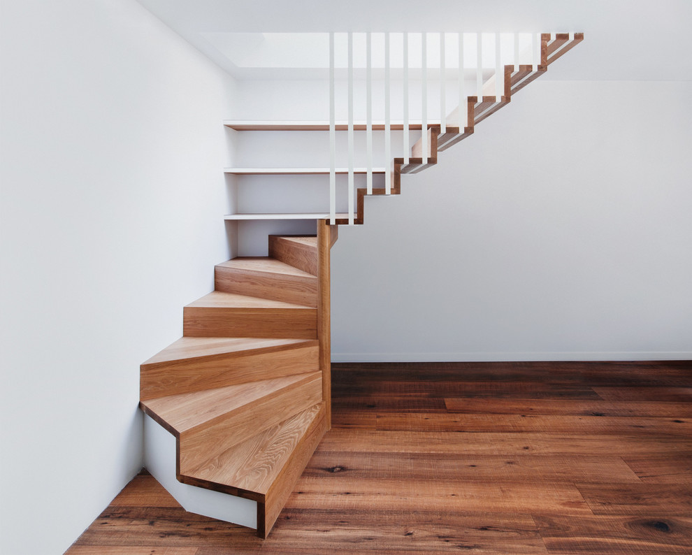 Пример оригинального дизайна: лестница на больцах, среднего размера в современном стиле с деревянными ступенями