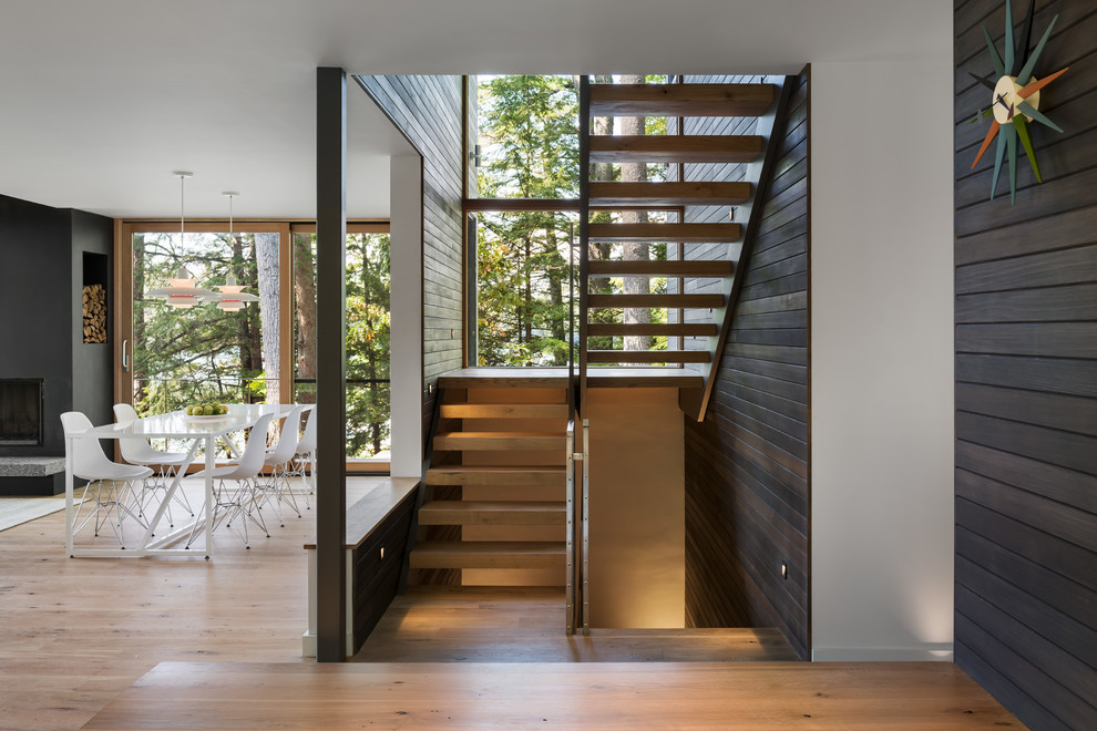 Idée de décoration pour un escalier sans contremarche flottant chalet avec des marches en bois et palier.
