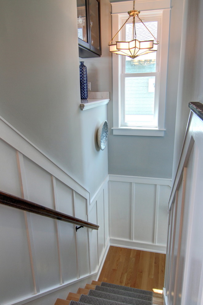 Réalisation d'un escalier courbe marin de taille moyenne avec des marches en bois et des contremarches en bois.