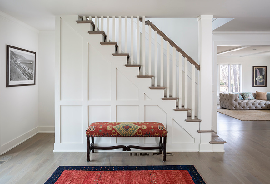 Стильный дизайн: прямая лестница среднего размера в стиле неоклассика (современная классика) с деревянными ступенями и крашенными деревянными подступенками - последний тренд