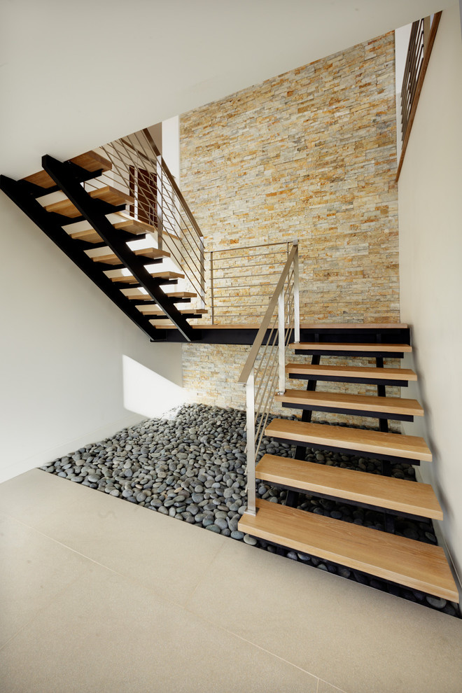 Ejemplo de escalera en U contemporánea sin contrahuella con escalones de madera