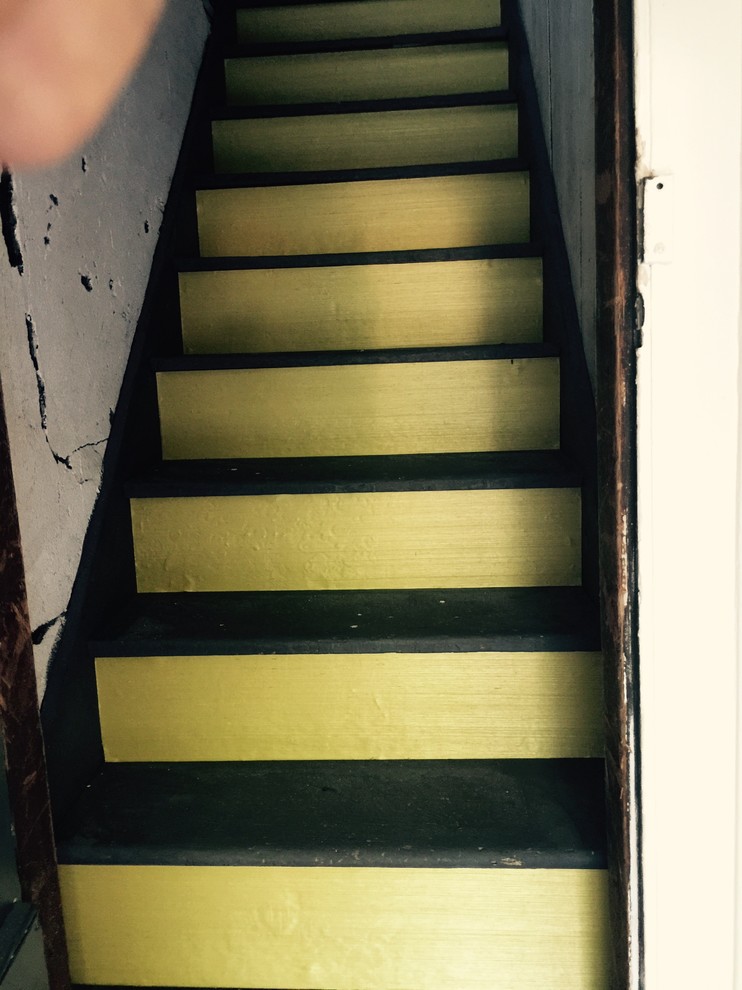 Imagen de escalera curva minimalista de tamaño medio con escalones de madera pintada y contrahuellas de madera pintada