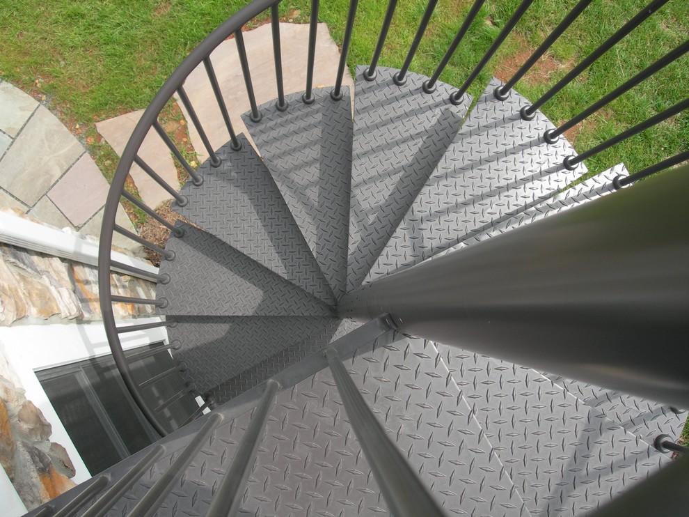 他の地域にある中くらいなトランジショナルスタイルのおしゃれならせん階段 (金属の蹴込み板、金属の手すり) の写真