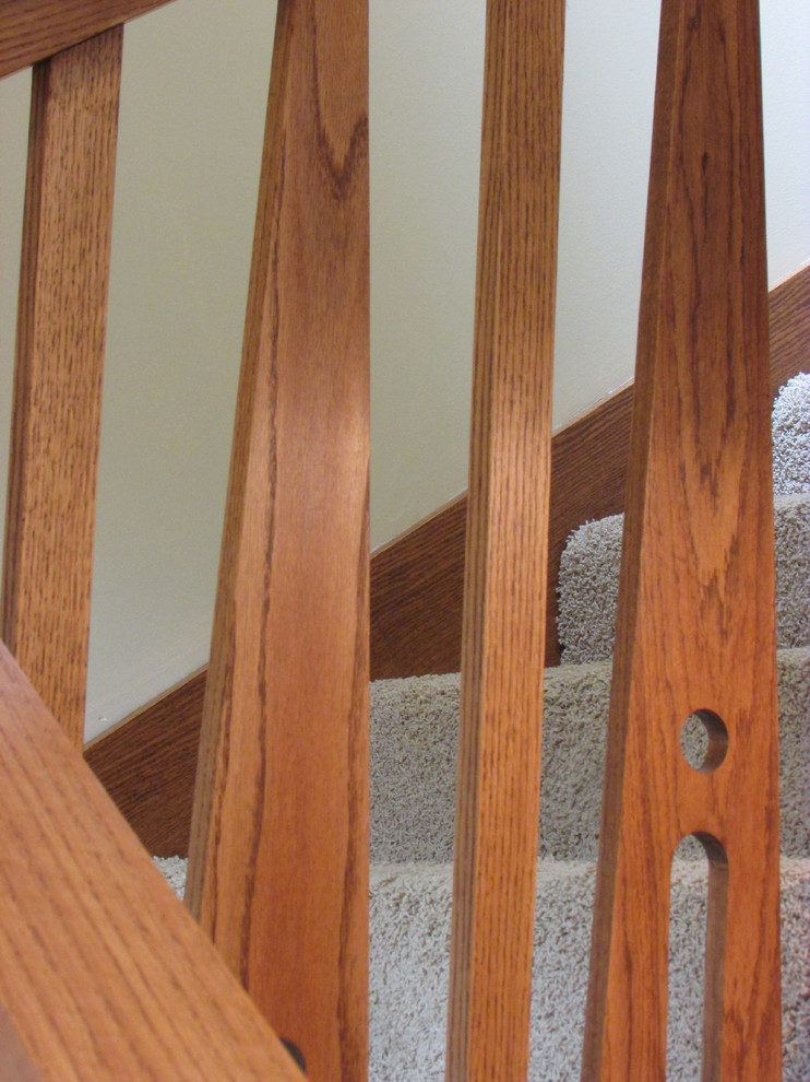 Ejemplo de escalera en L de estilo americano de tamaño medio con escalones enmoquetados y contrahuellas enmoquetadas