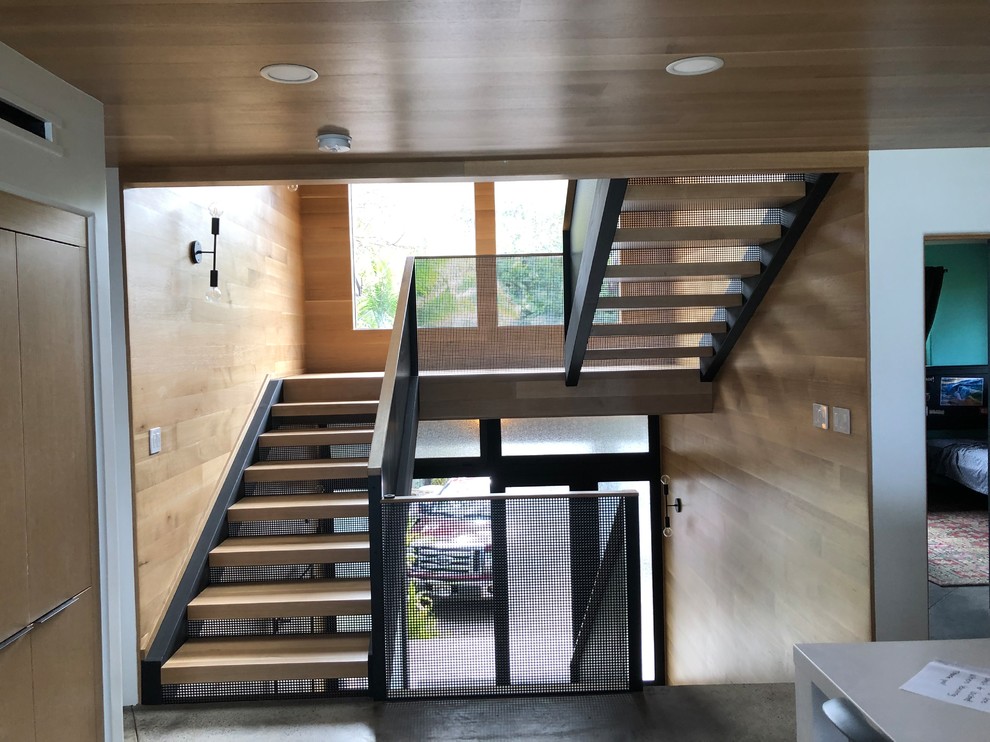 Идея дизайна: п-образная металлическая лестница среднего размера в стиле модернизм с деревянными ступенями и перилами из смешанных материалов