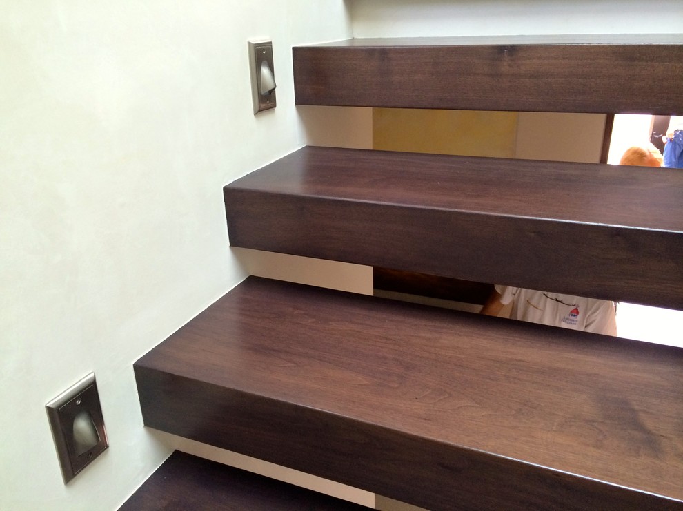 Inspiration pour un petit escalier sans contremarche flottant design avec des marches en bois.