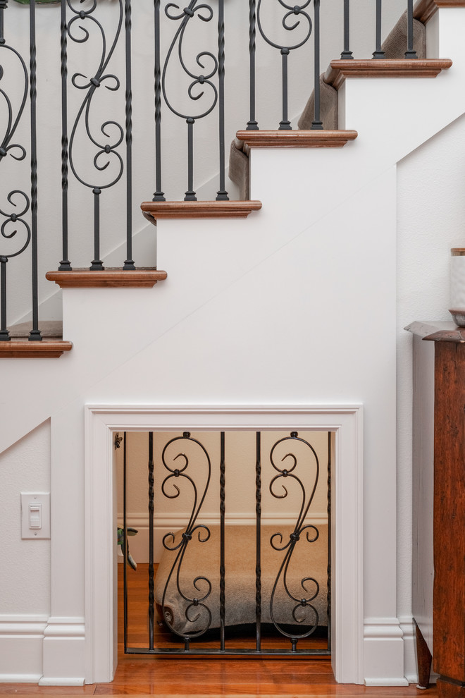 Réalisation d'un grand escalier droit bohème avec des marches en bois, des contremarches en bois et un garde-corps en métal.