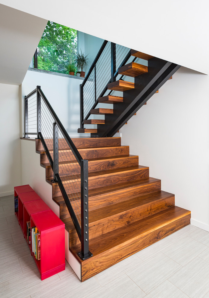 Modelo de escalera en U contemporánea con escalones de madera y contrahuellas de madera