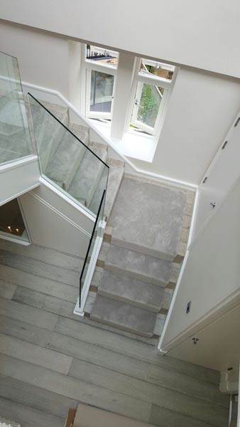 Modernes Treppengeländer Glas in U-Form mit Teppich-Treppenstufen in London