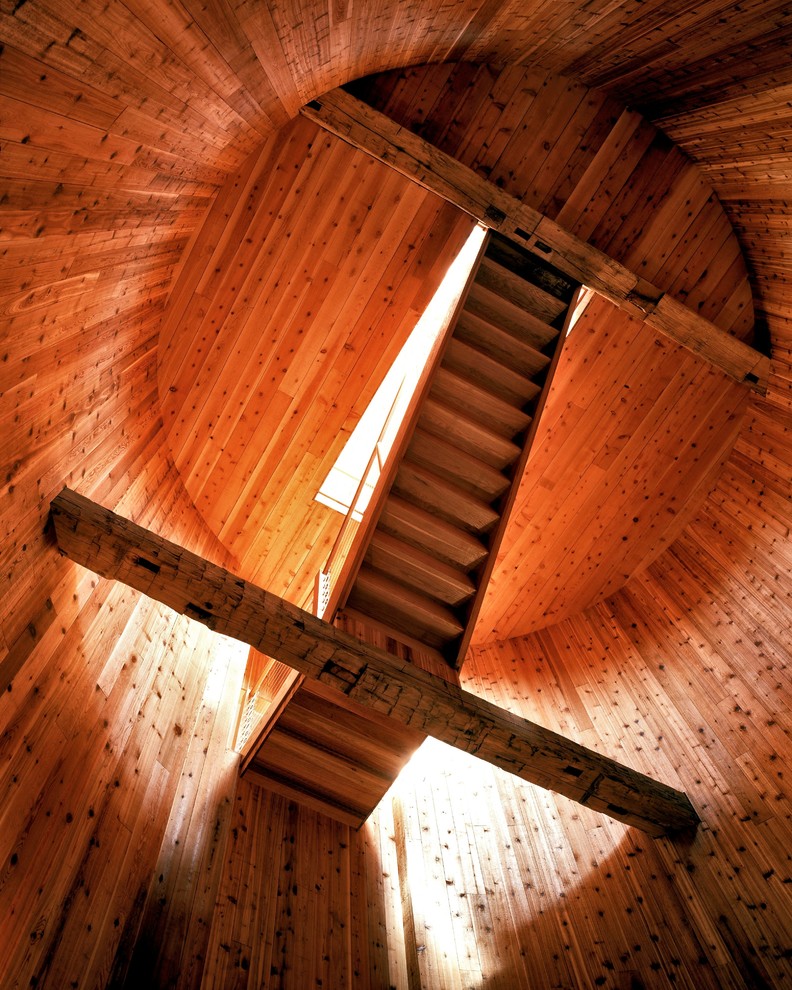 Пример оригинального дизайна: огромная деревянная лестница на больцах в стиле кантри с деревянными ступенями