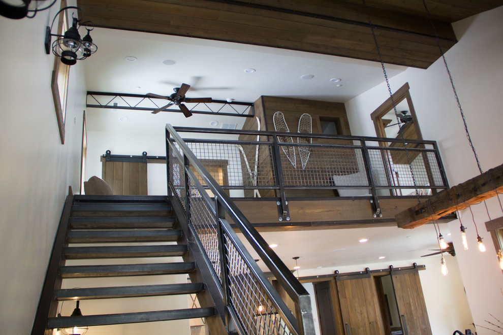 Foto de escalera en L rústica de tamaño medio con escalones de madera y contrahuellas de metal