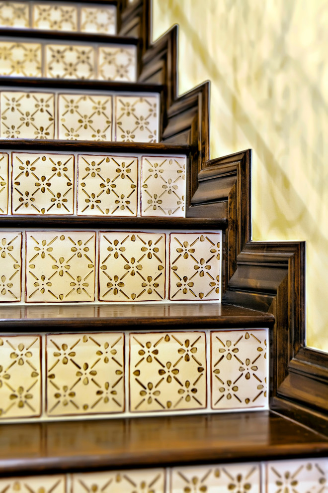 Ejemplo de escalera recta mediterránea de tamaño medio con escalones de madera y contrahuellas con baldosas y/o azulejos