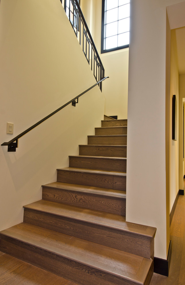 Стильный дизайн: большая п-образная деревянная лестница в средиземноморском стиле с деревянными ступенями - последний тренд